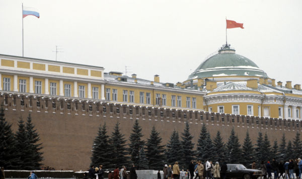 Над резиденцией Президента страны последние дни реет государственный флаг бывшего СССР