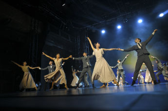 Артисты балета в фрагменте спектакля "Танцпол"