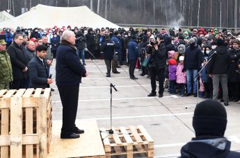 Президент Белоруссии Александр Лукашенко посетил лагерь мигрантов на границе