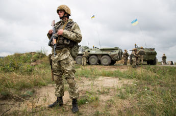 Солдат армии Украины во время учений НАТО