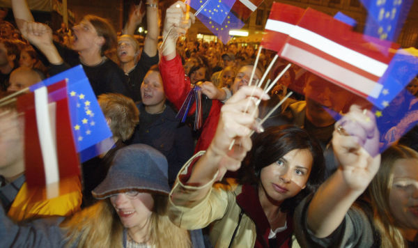 Жители Риги оглашения результатов референдума о вступлении в Европейский Союз, 21 сентября 2003