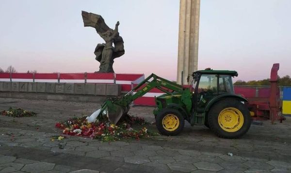 Трактор у памятника советским воинам освободителям, 10 мая 2022