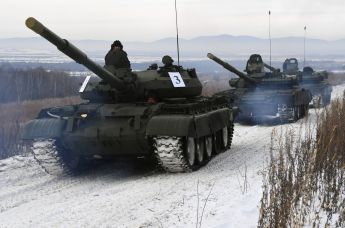 Танки Т-62 (на первом плане) и Т-80 во время показательного выезда на Центральной базе хранения бронетанковой техники Восточного военного округа в Приморском крае