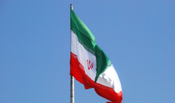 Флаг Ирана на одной из улиц Тегерана