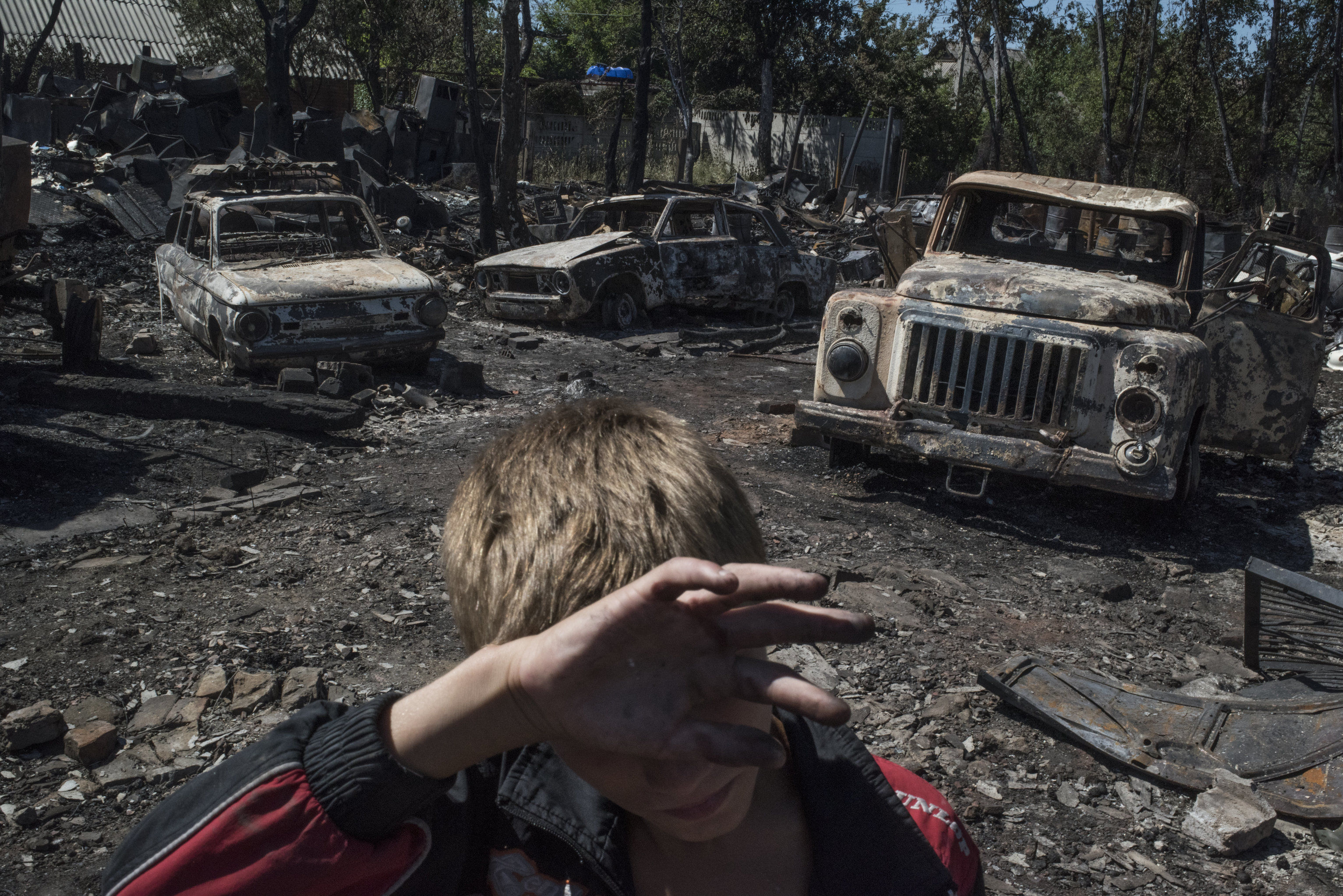 Автомобили в поселке Лозовое города Донецка, сгоревшие в результате обстрела украинскими силовиками, 5 июля 2016