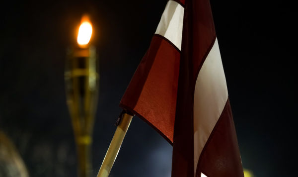 Факел и флаг Латвии