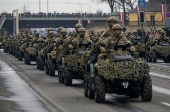 Латвийские военнослужащие на багги на параде в Риге в День независимости Латвии