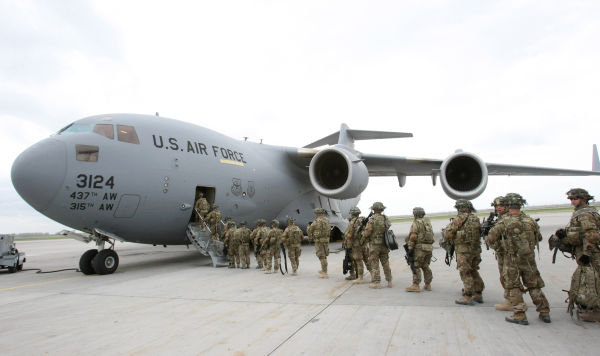 Американские военнослужащие у транспортного самолета перед отправкой в Афганистан в аэропорту "Манас". 