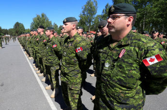 Солдаты канадской армии на церемонии открытия ФПП НАТО в Адажи