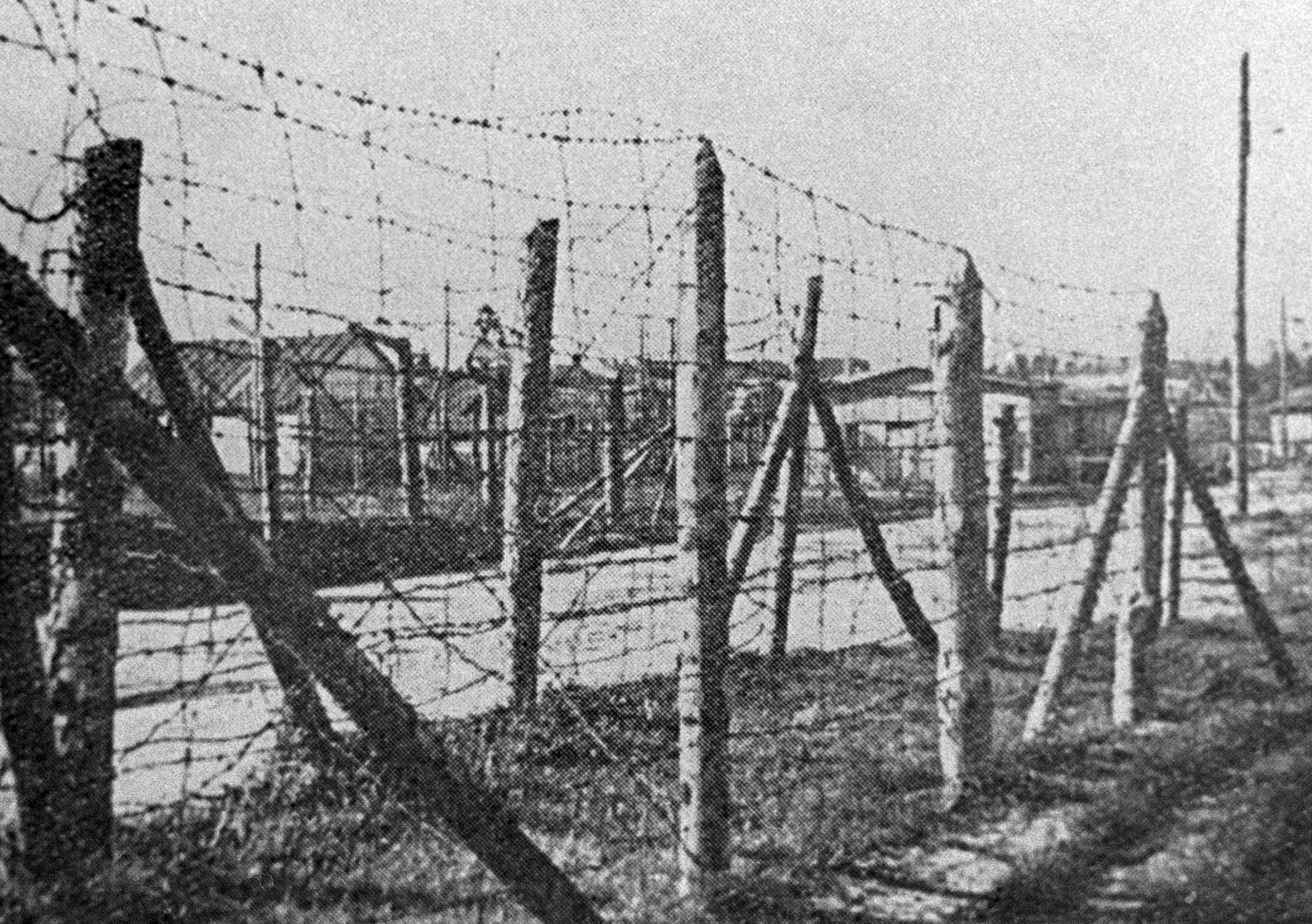 Концентрационный лагерь Саласпилс (концлагерь "Куртенгоф") на территории оккупированной нацистской Германией Латвии.