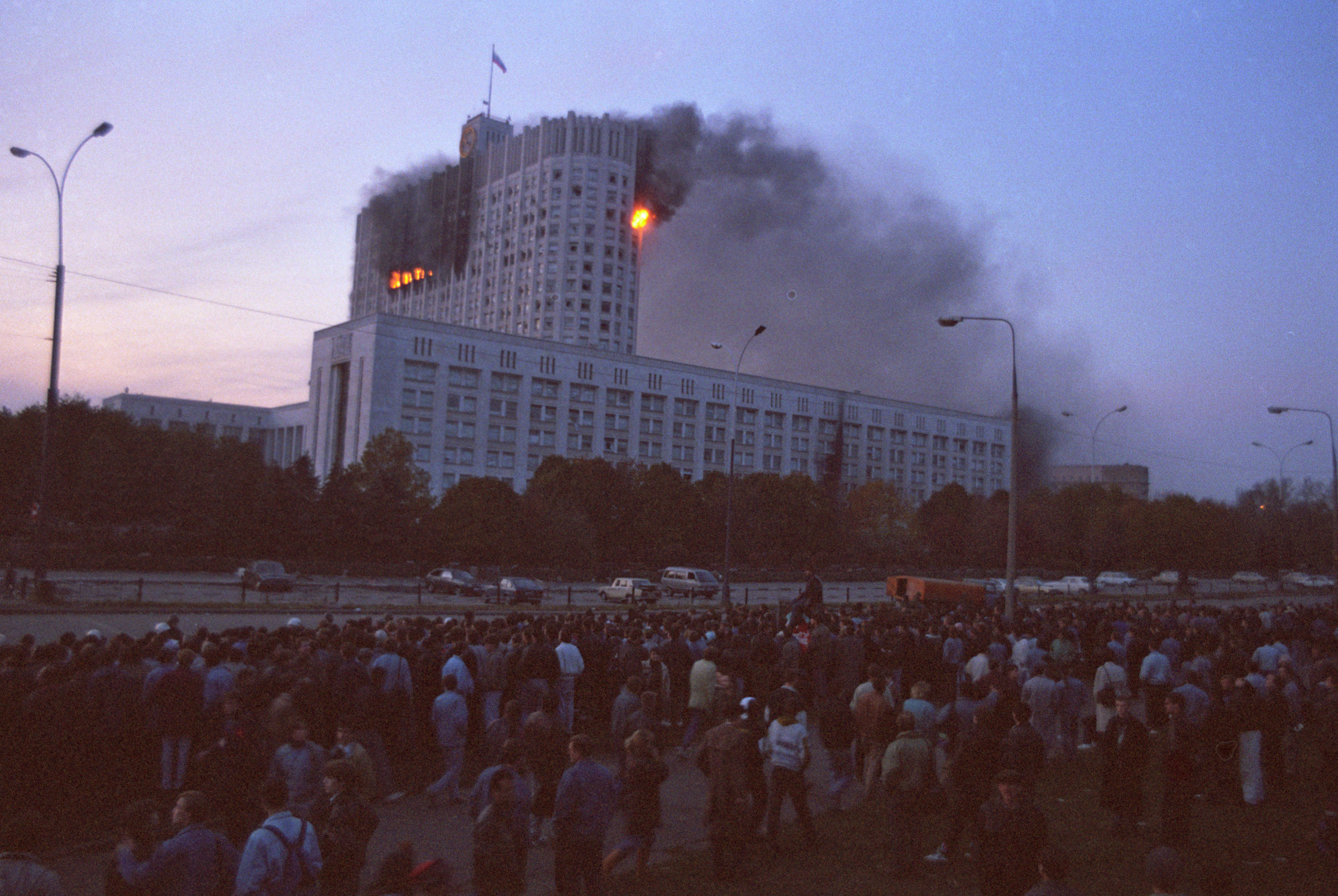 Конфликт двух ветвей российской власти, происходивший 21 сентября — 4 октября 1993 года, привел к насильственному прекращению полномочий Верховного Совета России и сопровождался вооружёнными столкновениями на улицах Москвы.