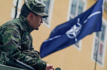 Военнослужащий НАТО в Риге, архивное фото