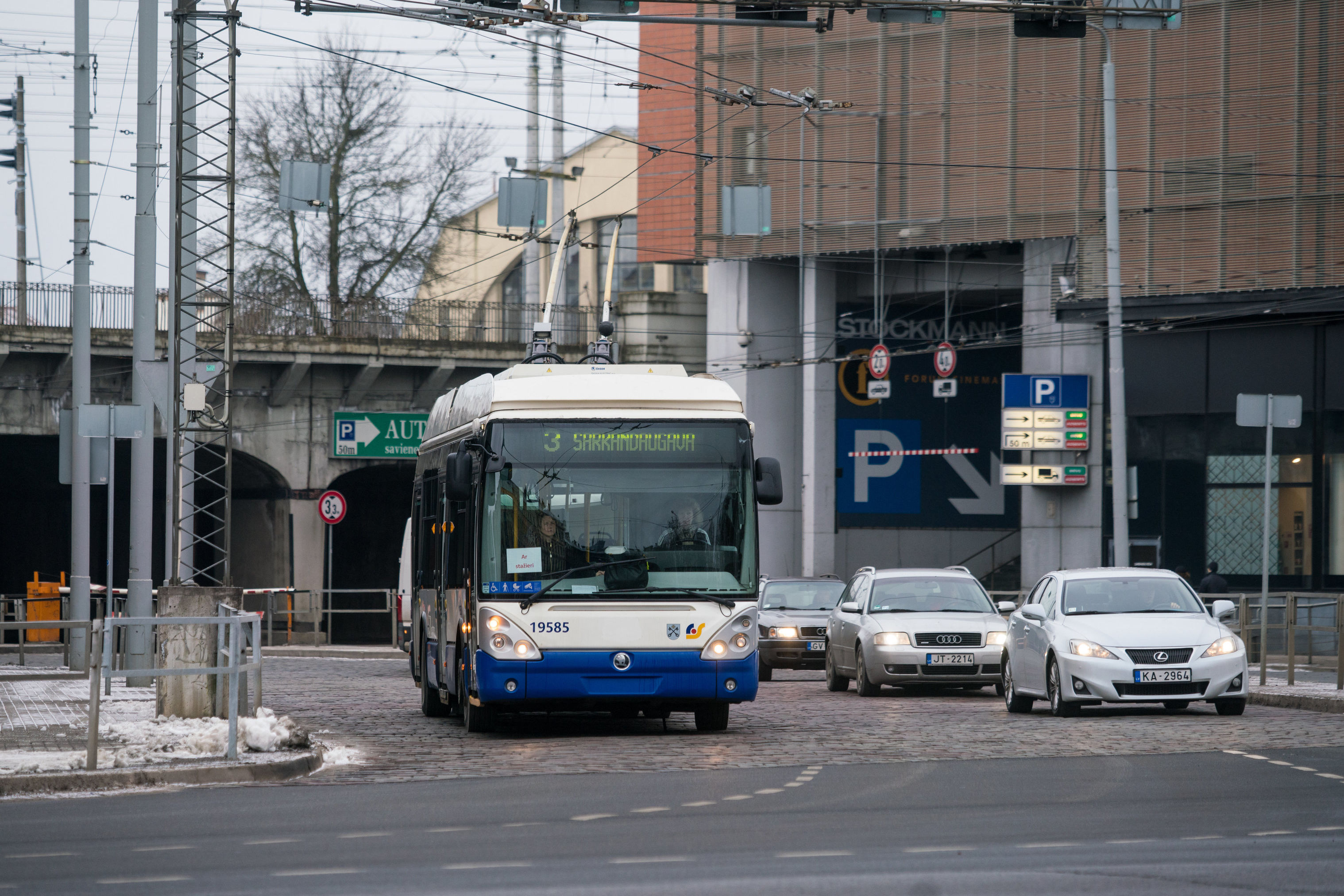 Троллейбус на улице Риги