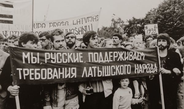 Демонстранты на митинге Народного фронта в Латвии