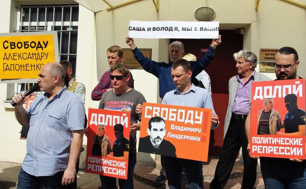 Митинг солидарности с политзаключёнными Александром Гапоненко и Владимиром Линдерманом у Рижской центральной тюрьмы 16 мая 2018 г. 