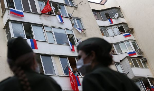 Большинство жителей России встречали 9 мая в своих домах