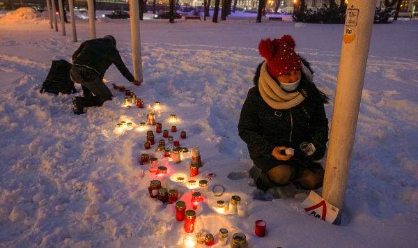 Рижане зажигают свечи у Рижского замка, обращая внимание президента Латвии на трудное положение населения страны из-за введенных ограничений в связи с пандемией COVID-19