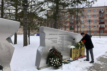 Генеральный консул Российской Федерации в Даугавпилсе Евгений Колесников возложил цветы к памятнику даугавпилчанам, погибшим при выполнении своего интернационального долга, 15 февраля 2021