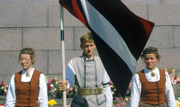 Участники манифестации, организованной Народным фронтом Латвии по случаю 51-й годовщины со дня подписания пакта Молотова-Риббентропа, 1990 год