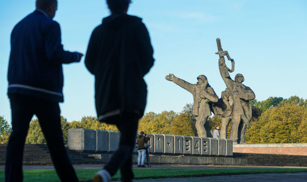 У монумента Освободителям Риги прошло возложение венков и цветов в честь 76 лет освобождения Риги от немецко-фашистских захватчиков, 13 октября 2020