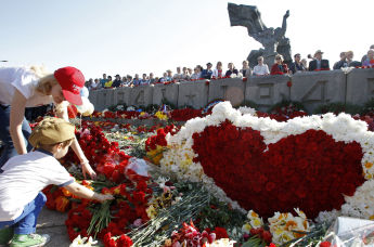 Участники шествия "Бессмертный полк" в честь 71-й годовщины Победы в Великой Отечественной войне 1941-1945 годов возлагают цветы к памятнику Советским войнам в Риге.