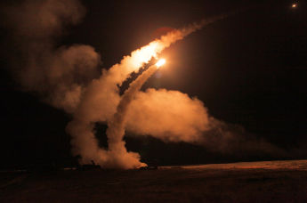 Ночной пуск ракет зенитными ракетными системами С-400 "Триумф"