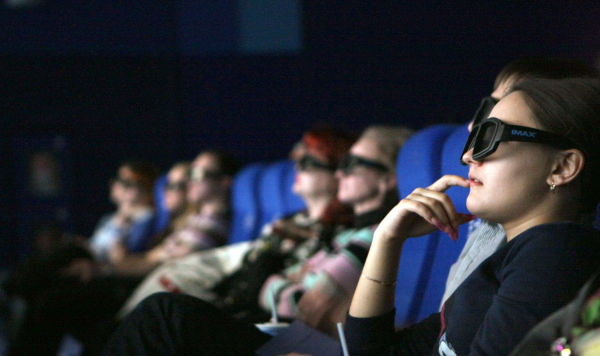 Зрители сидят в кинозале