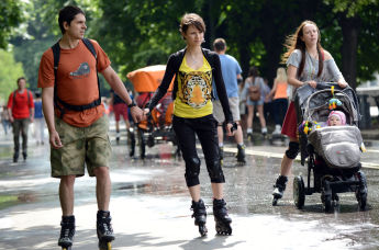 Участники открытого городского праздника "Москва Велосипедная" в парке Горького в Москве
