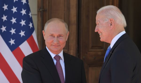 Президент РФ Владимир Путин и президент США Джо Байден (справа) во время встречи в Женеве на вилле Ла Гранж, 16 июня 2021