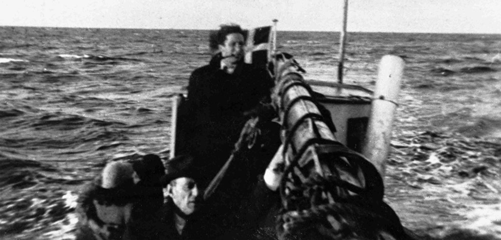 Катер с еврейскими беженцами, плывущий в Швецию