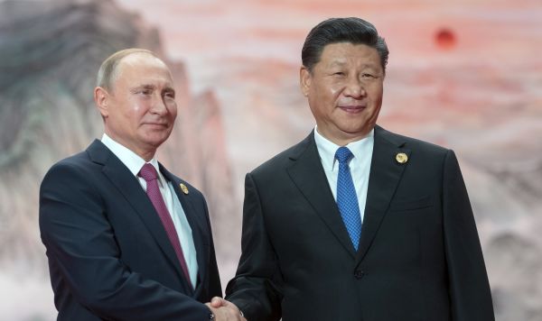 Президент РФ Владимир Путин и председатель КНР Си Цзиньпин (справа)