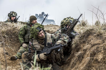 Латвийские военные во время учений НАТО 
