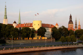 Вид на Президентский замок (в центре) со стороны реки Даугавы в Риге