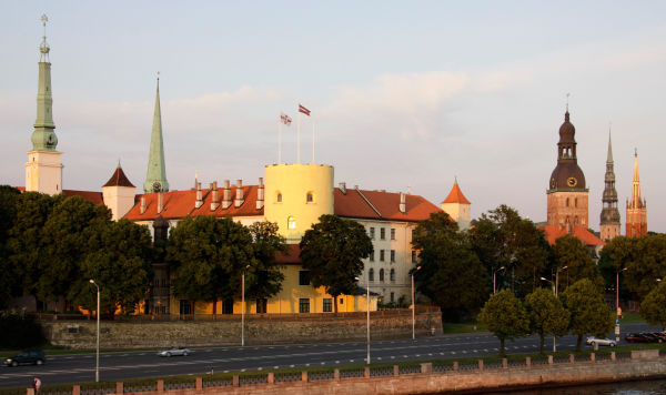 Вид на Президентский замок (в центре) со стороны реки Даугавы в Риге