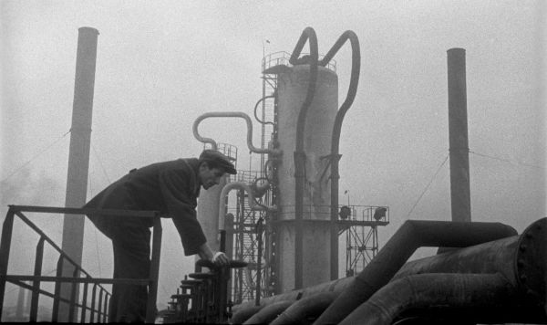 Добыча нефти на нефтяных промыслах Баку. Нефтеперегонный завод. 1939 год