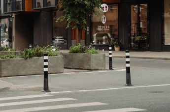 Дорожные столбики на улице в Риге