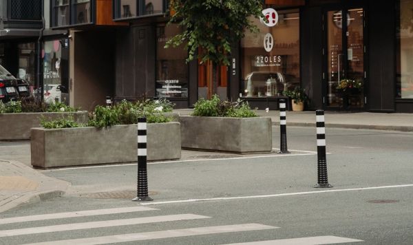 Дорожные столбики на улице в Риге