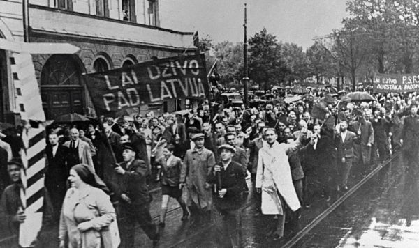 Демонстранты, идущие по улицам Риги, несут транспаранты с надписью "Да здравствует Советская Латвия", сентябрь 1940 года