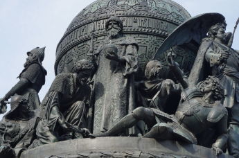 Памятник "1000-летие России" в Великом Новгороде. У ног Ивана III побеждённые литовец, татарин и ливонский немец