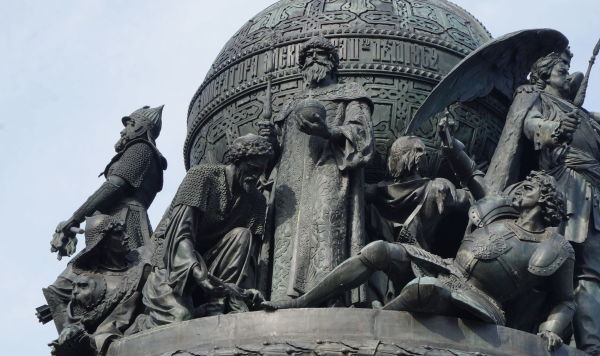 Памятник "1000-летие России" в Великом Новгороде. У ног Ивана III побеждённые литовец, татарин и ливонский немец