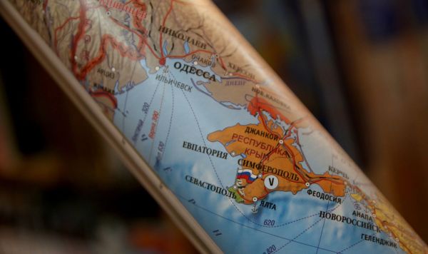 Свернутая в рулон политическая карта Европы. В Симферополе начали продавать политические карты, на которых Крым является частью территории Российской Федерации.