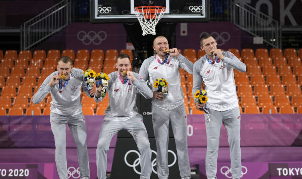 Сборная Латвии по баскетболу  3 на 3 (слева направо) Наурис Миезис, Карлис Ласманис, Эдгарс Круминьш и Агнис Каварс  во время церемонии награждения летних Олимпийских играх 2020 года