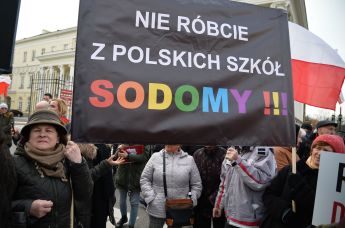 Участники акции против однополых браков в Варшаве