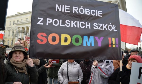 Участники акции против однополых браков в Варшаве