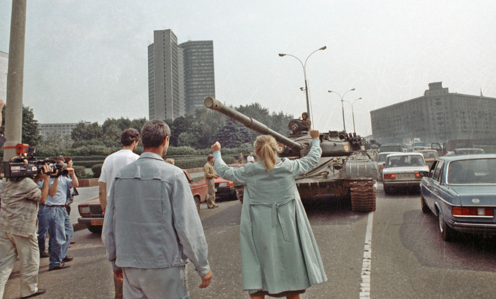 Москвичи преграждают дорогу военной технике во время путча ГКЧП, 19 августа 1991 года