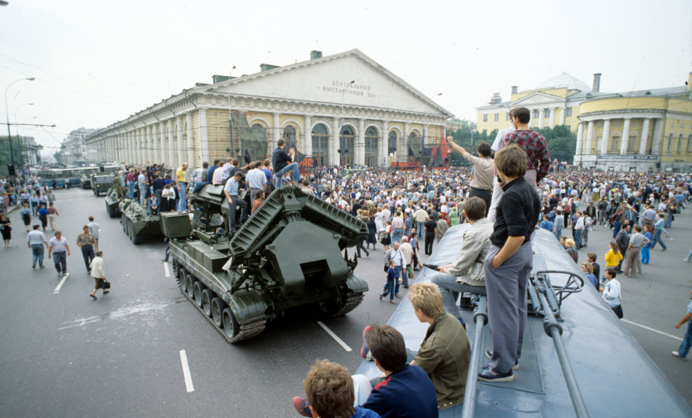 Манифестанты на Манежной площади, Москва, 19 августа 1991 года