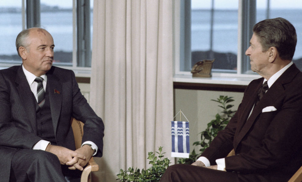 Генеральный секретарь ЦК КПСС Михаил Горбачев (слева) и президент США Рональд Рейган (справа) во время встречи на высшем уровне в Рейкьявике, 11 октября 1986