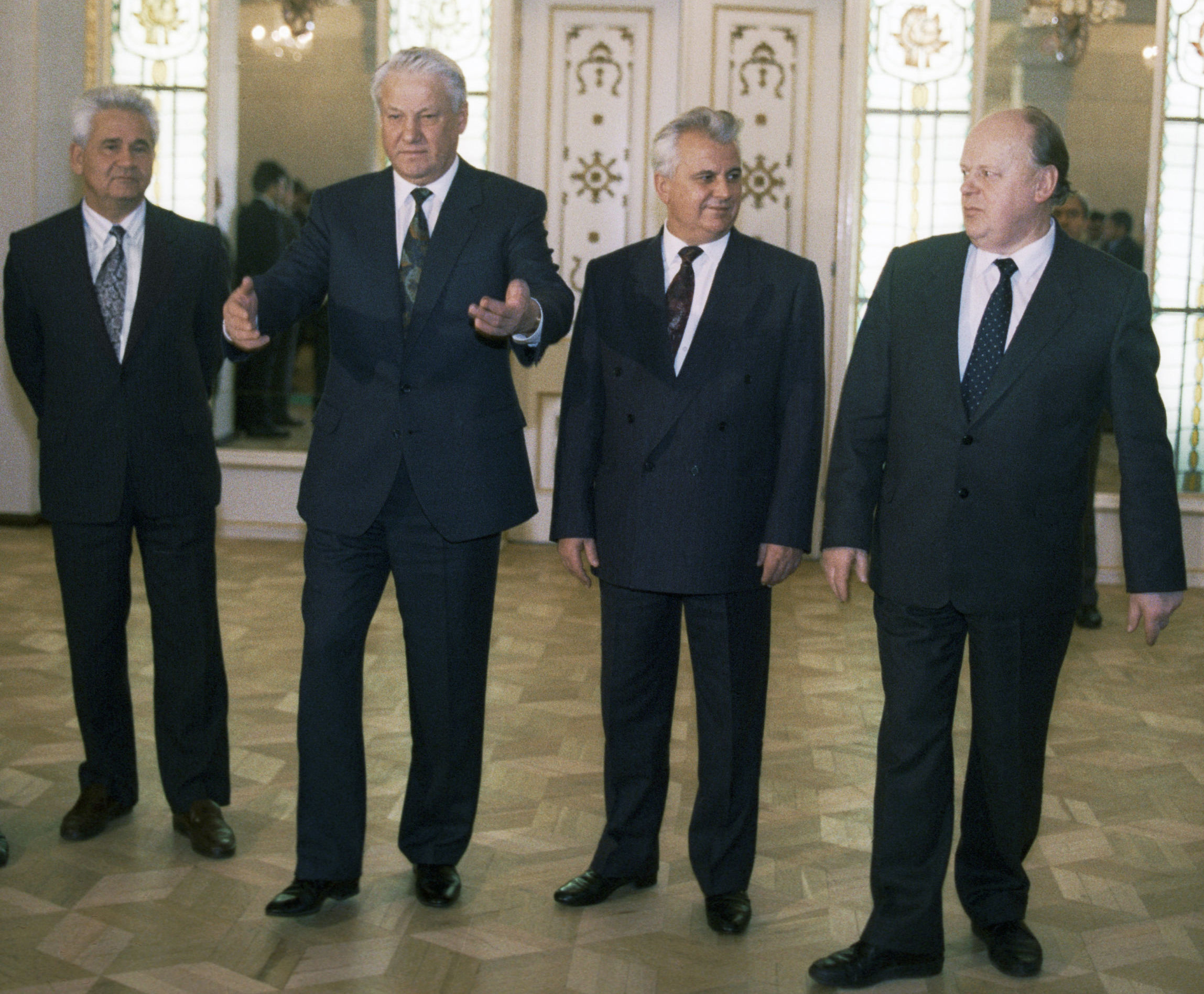 Президент РФ Борис Ельцин (второй слева), Президент Украины Леонид Кравчук (второй справа) и Председатель Верховного Совета Белоруссии Станислав Шушкевич (справа) во время встречи в Беловежской пуще для подписания Соглашения о создании СНГ, 8 декабря 1991