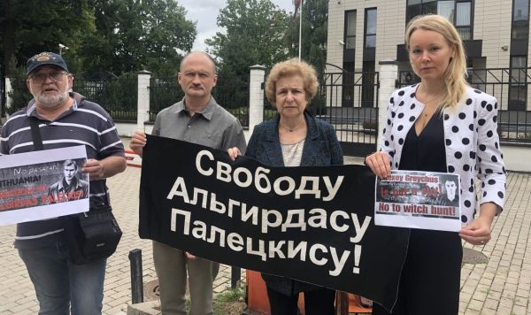 Пикет за освобождение Альгирдаса Палецкиса и Алексея Грейчуса у посольства Литвы в Риге, 9 августа 2021 года
