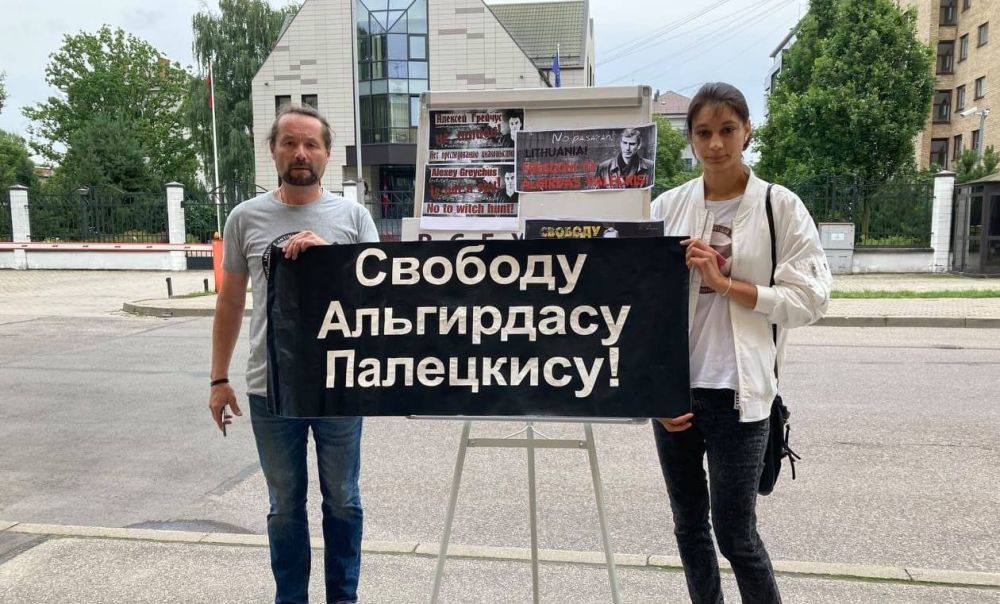 Пикет за освобождение Алексея Грейчуса и Альгирдаса Палецкиса у здания посольства Литвы в Риге, 9 августа 2021 года